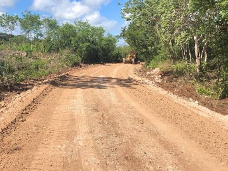 Continúan trabajos de raspado en caminos rurales en Hermosillo