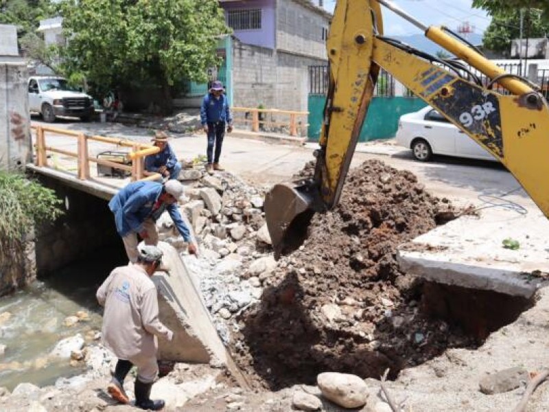 Continúan trabajos de reparación en línea de agua potable