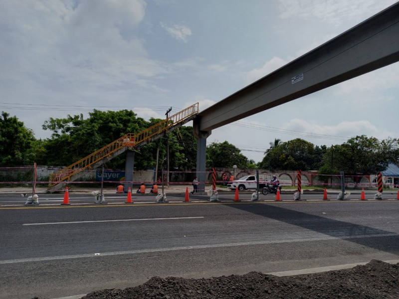 Continuan trabajos de restauración en puente peatonal.