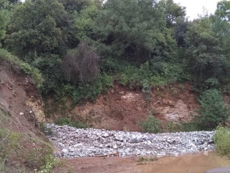 Continúan trabajos en vialidades de la Sierra Norte tras Grace