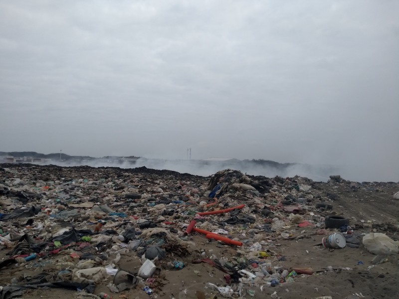 Continúan trabajos para apagar incendio en basurero