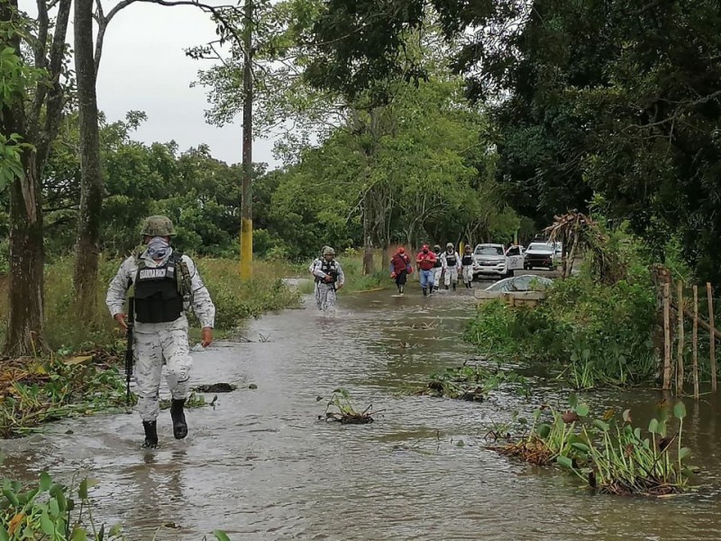 Continúan trabajos para restablecer caminos en Tabasco