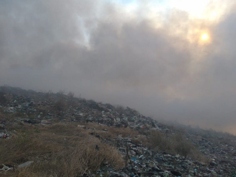 Continúan trabajos para sofocar incendio de basurero