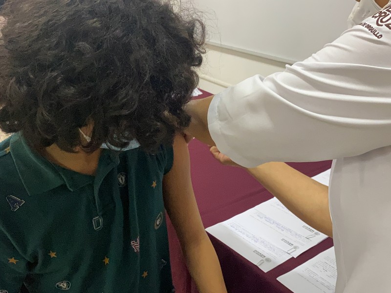 Continúan vacunando a menores en Veracruz contra el Covid-19