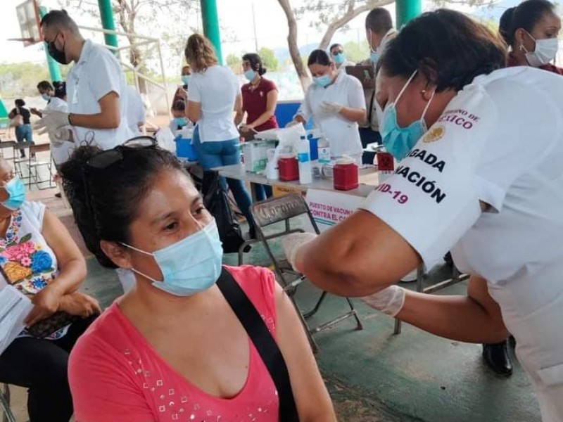 Continuará vacunación para mayores de 50 años este lunes