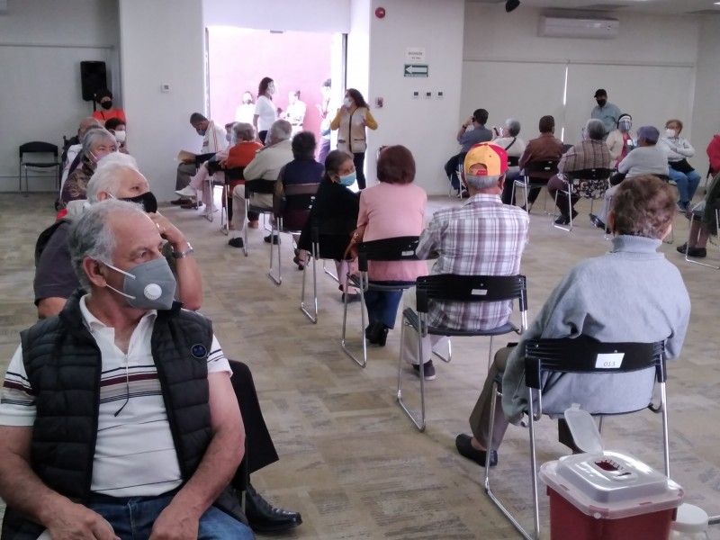 Continuarán llamadas a adultos mayores para registro para vacuna anticovid