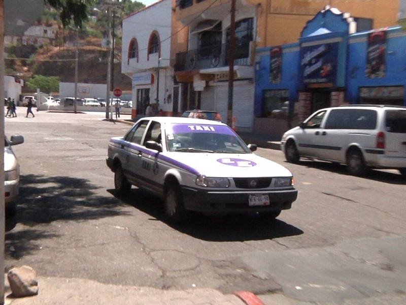 Continuarán operativos contra taxis piratas