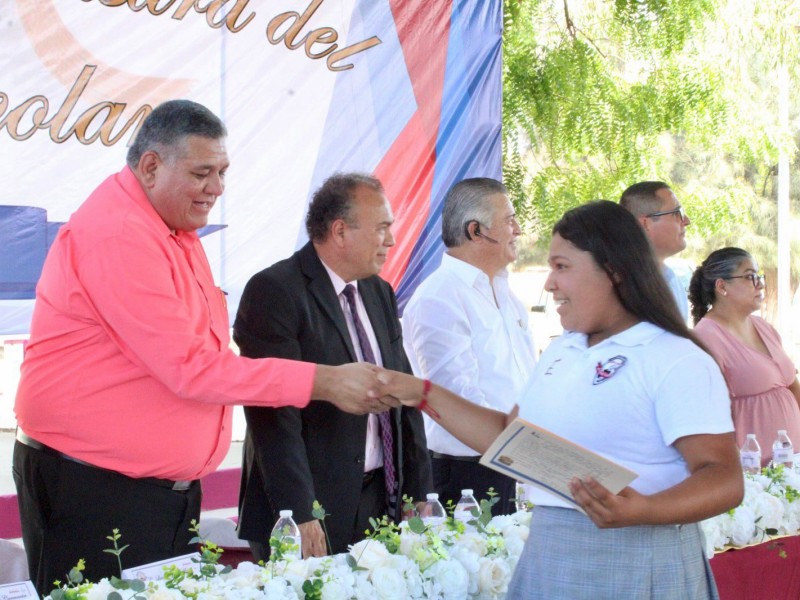 Continuaremos apostandole a la educación: alcalde Luis Fuentes