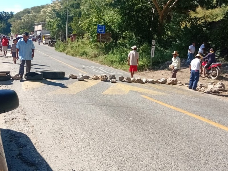 Continuo bloqueo en Santiago Astata por disputa interna y exigencia de respeto
