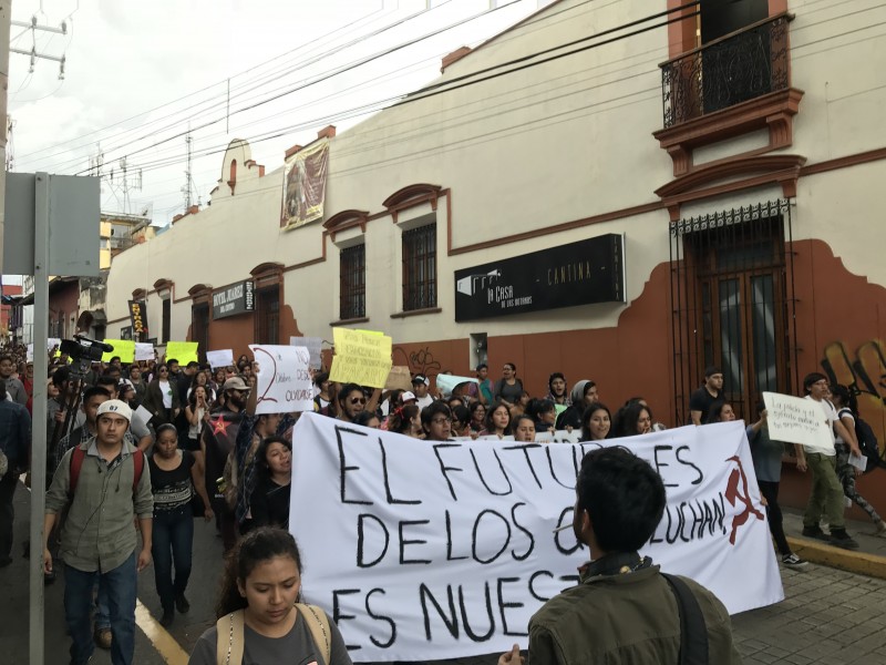 Contra reprensión y violencia marchan universitarios