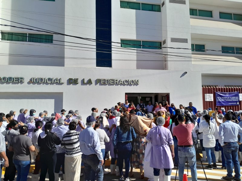 Contrabando de camarón ecuatoriano deja sin empleos a mujeres empacadoras