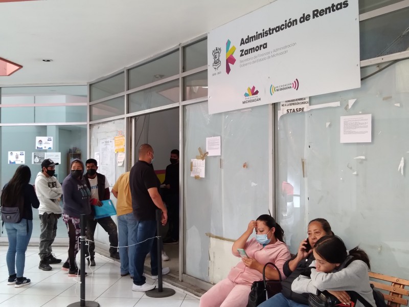 Contribuyentes inconformes por cobros excesivos en oficinas de rentas