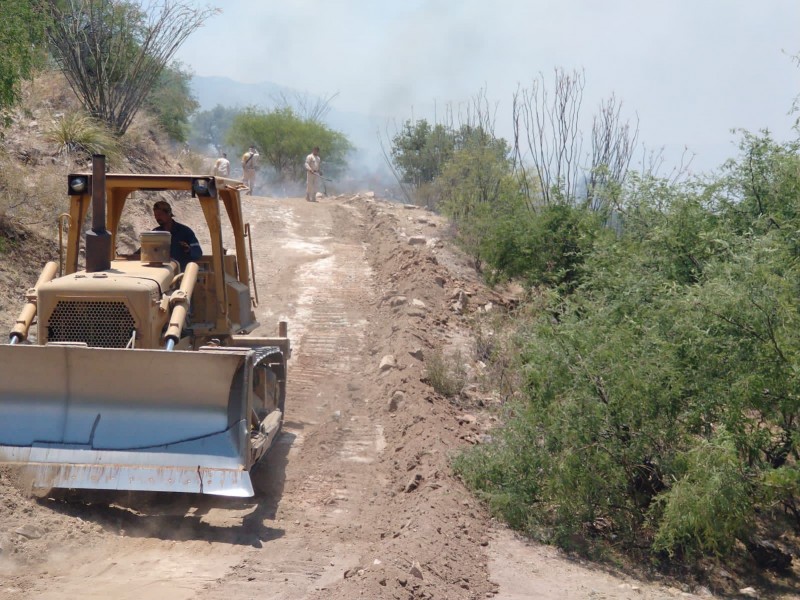 Controla brigada especial distintos frentes del incendio forestal de Ímuris