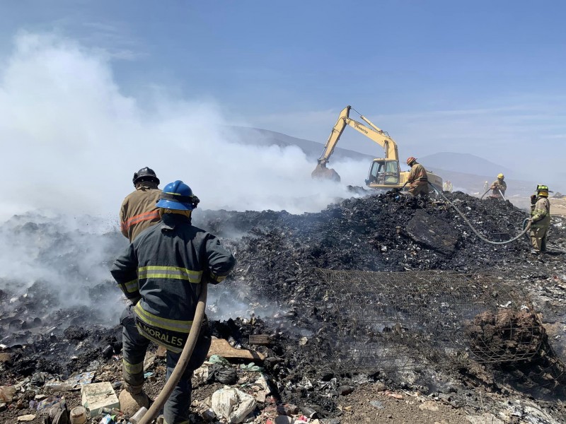 Controlado al 95% el incendio en el basurero de Tangancícuaro