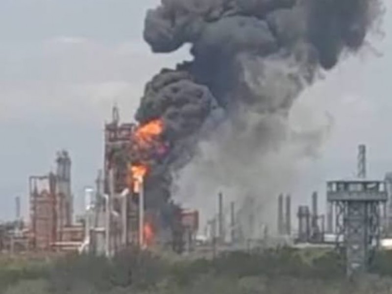 Controlado incendio en Refinería de Nuevo León