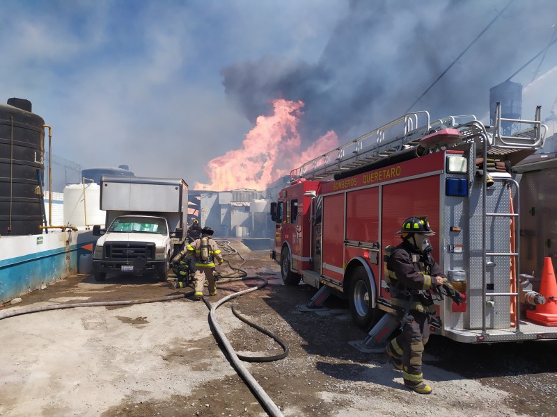 Controlado incendio en Zona Industrial Balvanera