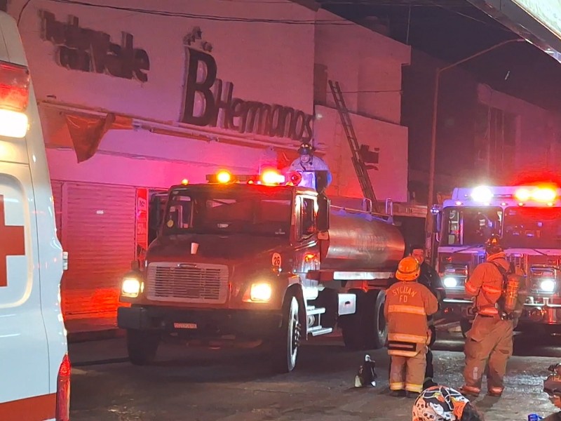 Controlan conato de incendio en zapatería del centro histórico de La Paz