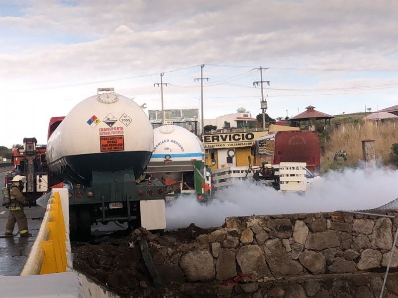 Controlan fuga de amoniaco y levantan pipa