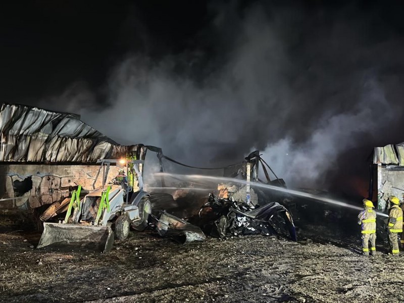 Controlan incendio de fábricas en Industrial La Capilla