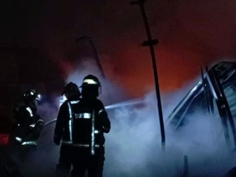 Controlan incendio en almacén de madera