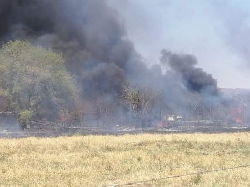 Controlan incendio en aserradero de Pátzcuaro