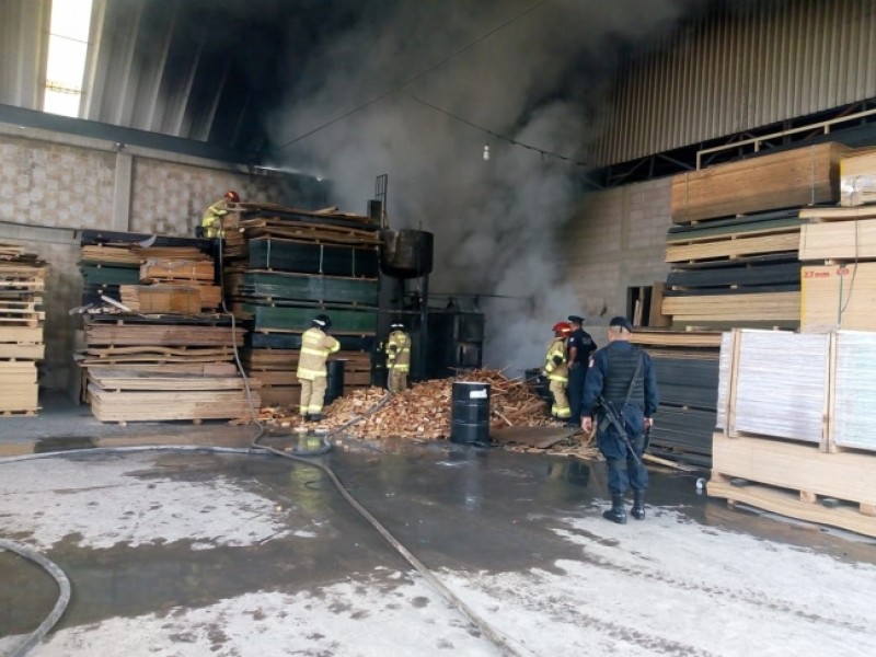 Controlan incendio en maderería de Texcoco