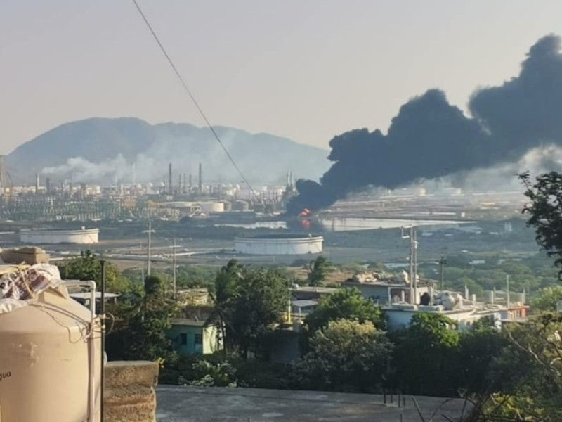 Controlan incendio en planta catalizadora de la Refinería de Salina Cruz