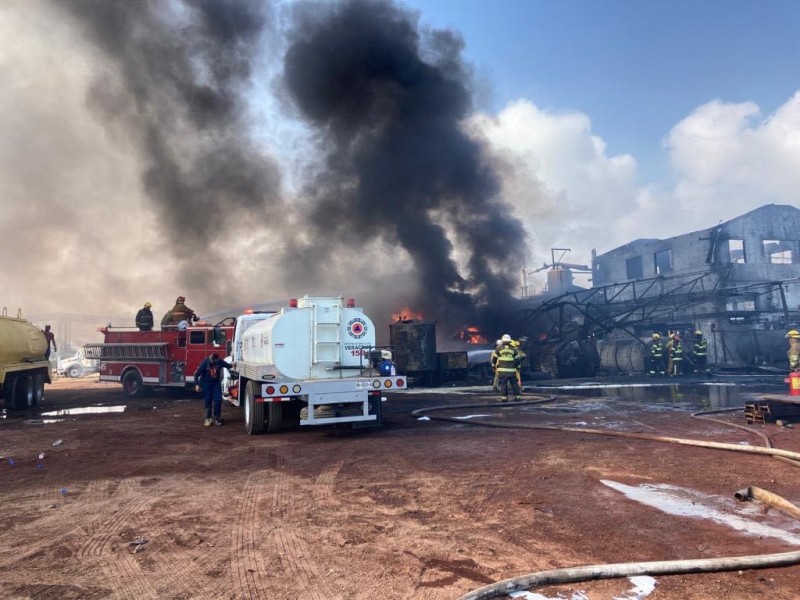 Controlan incendio en planta de chapopote de Las Vigas