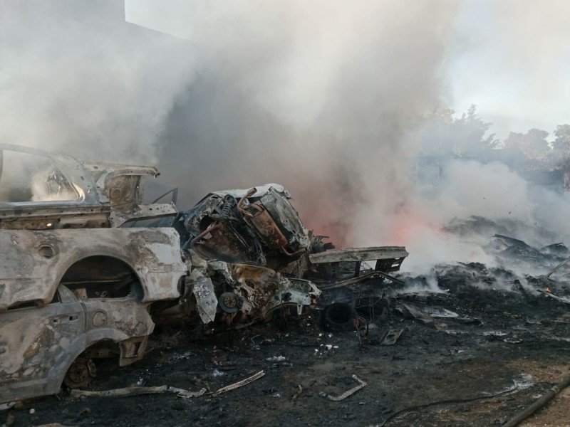 Controlan incendio en predio con autopartes en desuso en El Salto