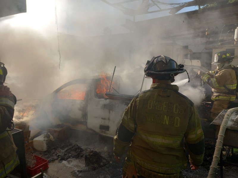 Controlan incendio en taller mecánico de la colonia Santa Fe; sin lesionados