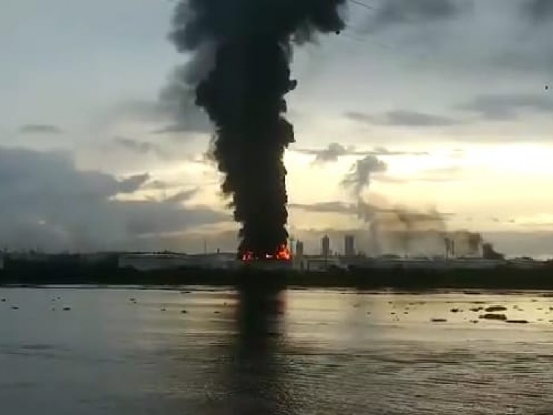 Controlan incendio en terminal marítima del Complejo Pajaritos