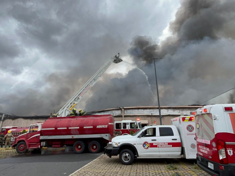 Controlan incendio en Walmart; hay 12 lesionados