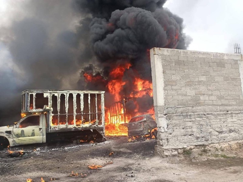 Controlan incendio tras presunta explosión de cisterna en Coyotepec