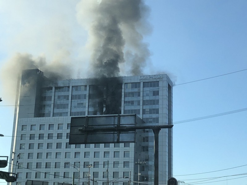 Controlan totalmente incendio en edificio de Conagua