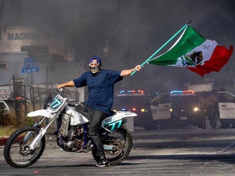 Controversia por ondear bandera de México en protestas