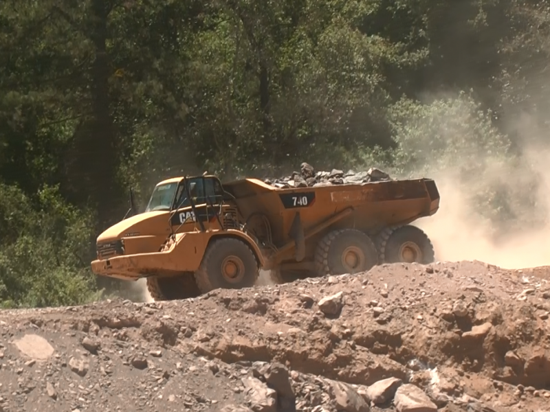 Construcción de autopista daña viviendas en Xochicuautla