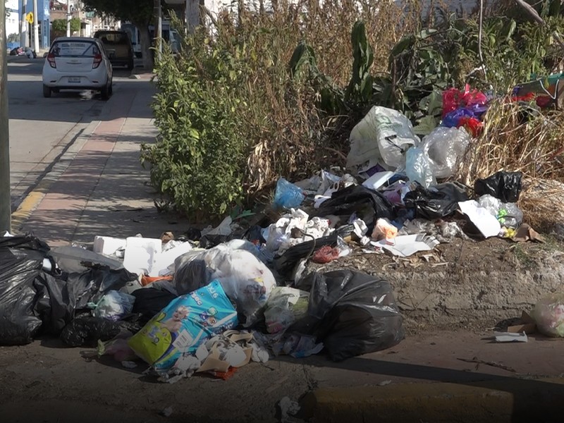 Convierten calle en basurero en la colonia León 1