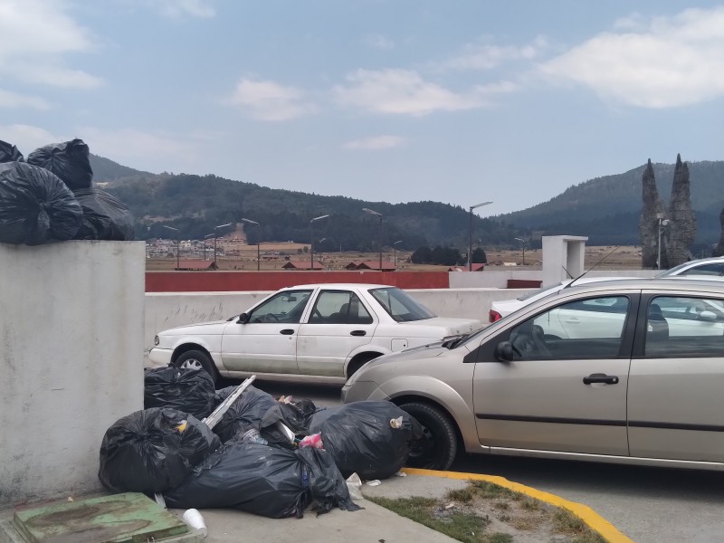 Convierten emblemático  monumento en basurero