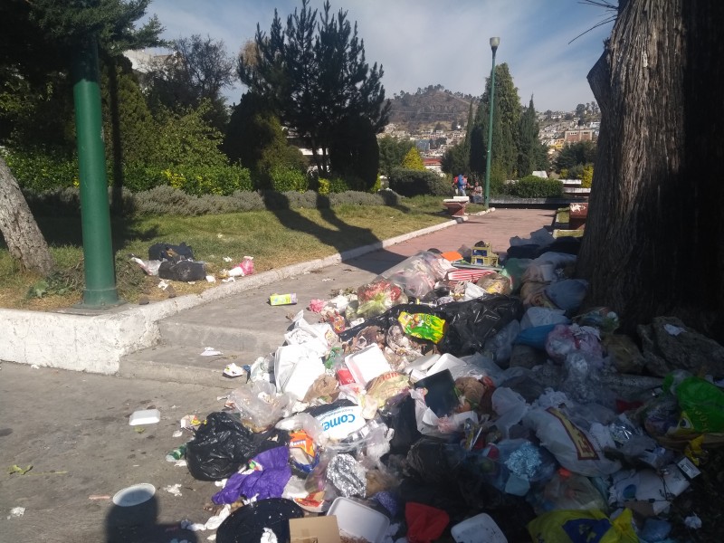 Convierten jardines de Toluca en basureros