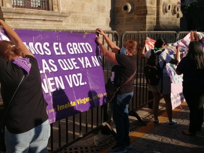 Convierten valla de Palacio de Gobierno en memorial de feminicidios