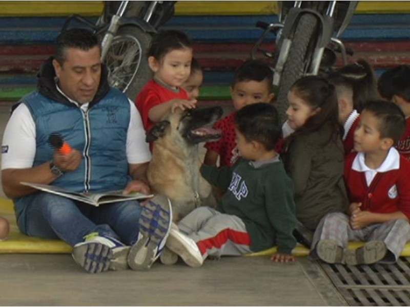 Conviven policías municipales con niños