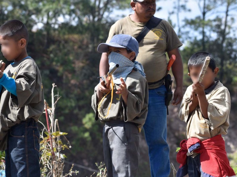 Convoca CRAC-PC-PF a desfile de niños armados en Alcozacán, Guerrero