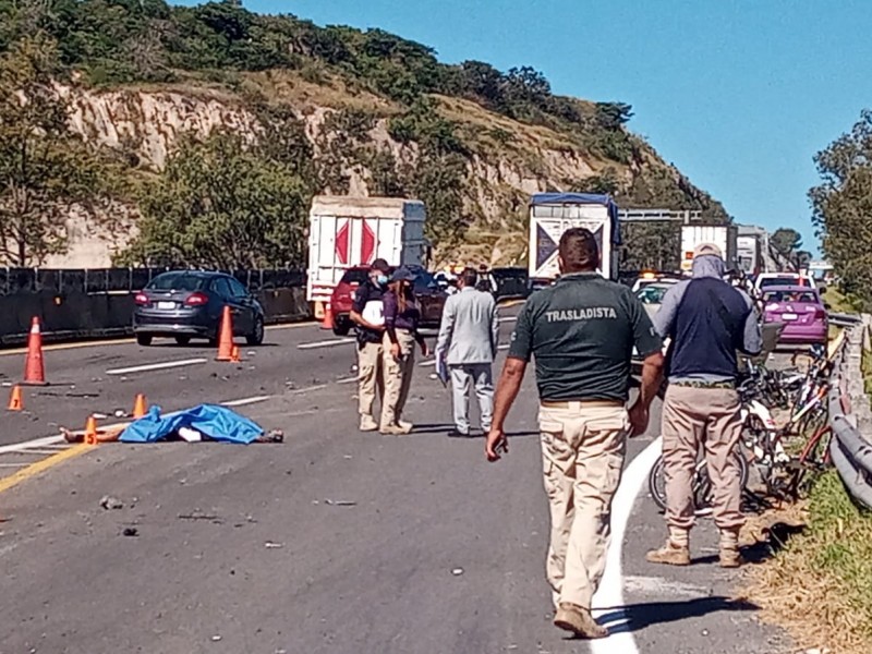 Convoy de ciclistas es impactado por tractocamión; muere uno