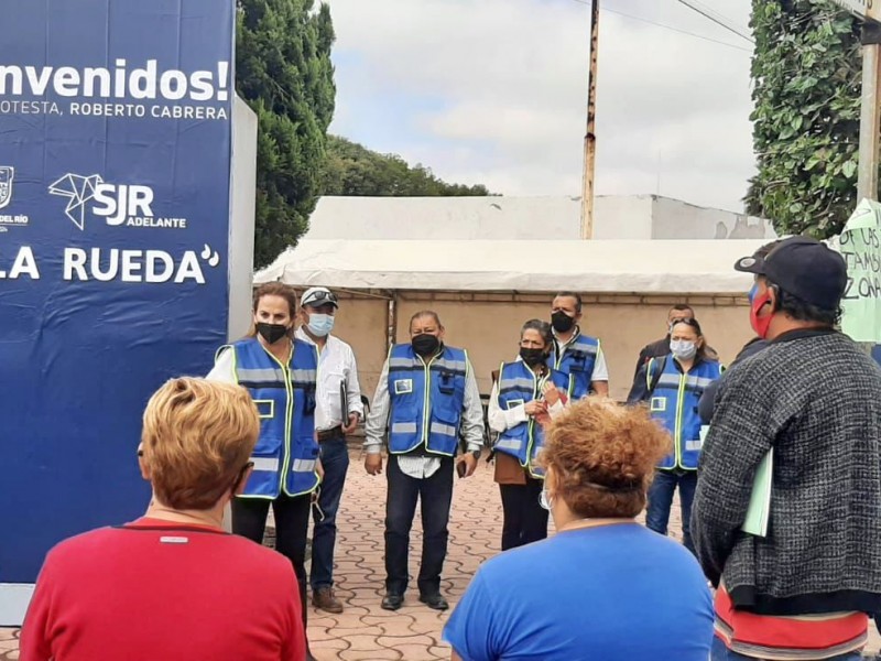 Coordina IVEQ atención a familias en La Rueda, San Juan