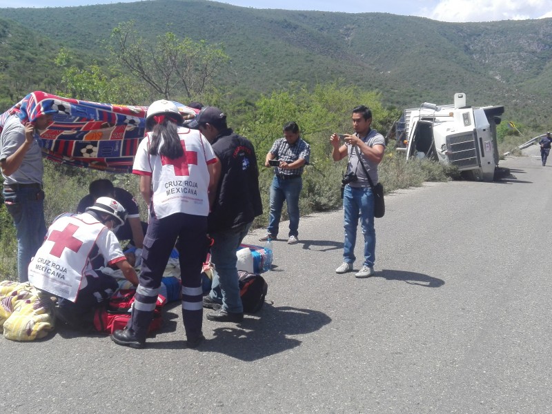 Copiloto de tráiler resultó lesionado al volcar