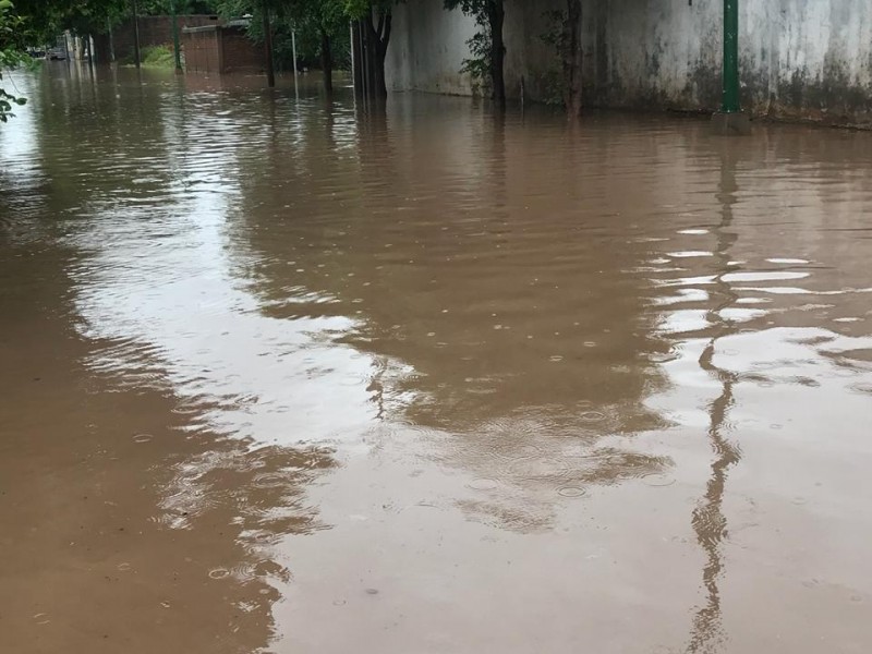 Copiosa lluvia inunda colonias de Guasave