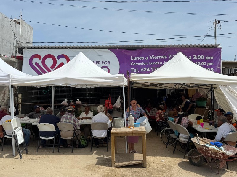 Corazones por Cabo, un comedor que ofrece alimento y compañía a abuelos