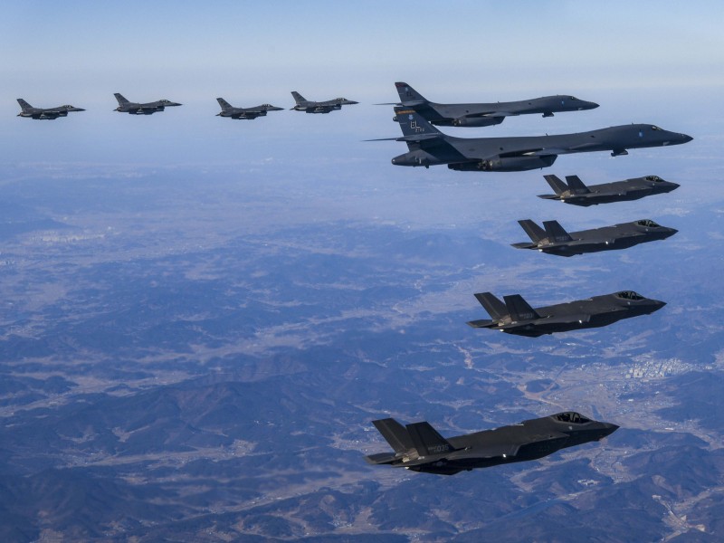 Corea del Sur y EEUU replican a Pionyang con bombarderos