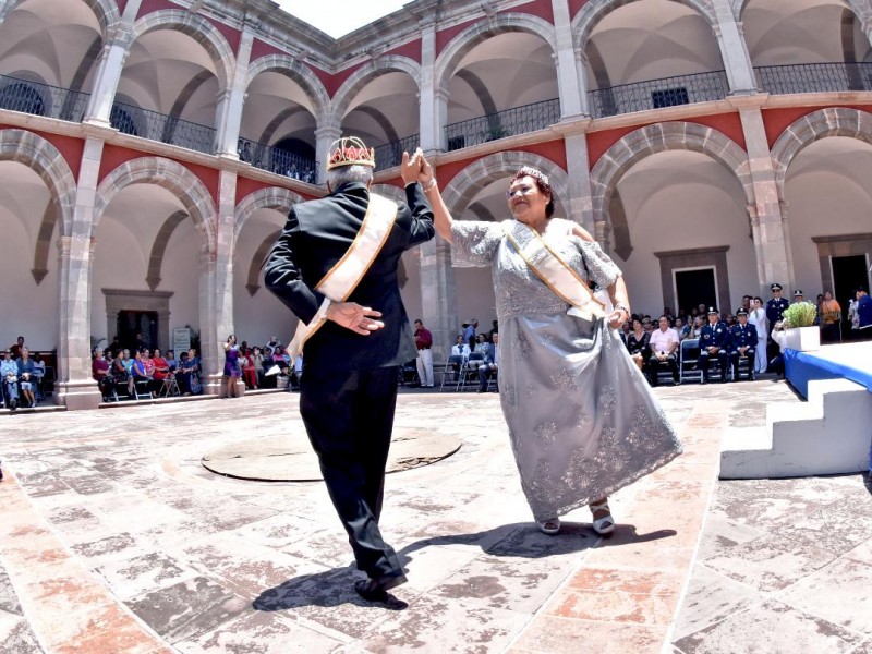 Corona a reyes del Centro Gerontológico