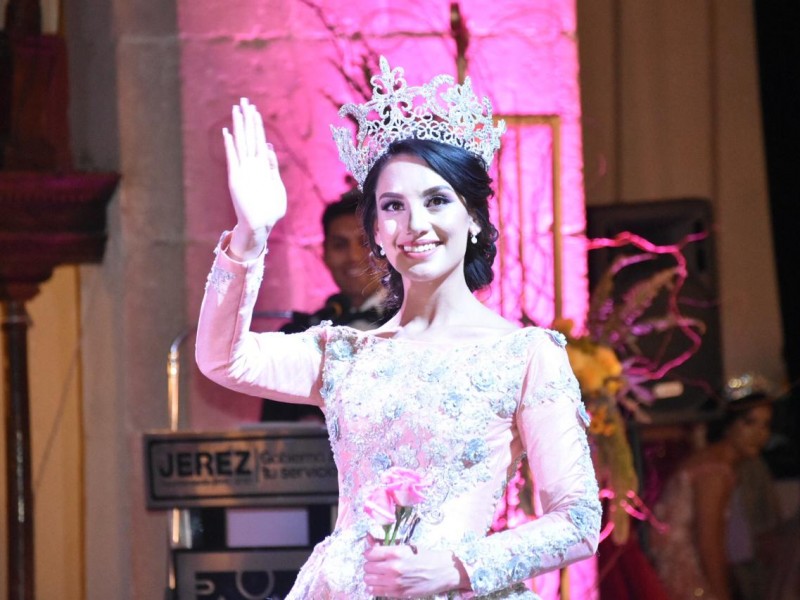 Coronan a reina de la Feria de Primavera